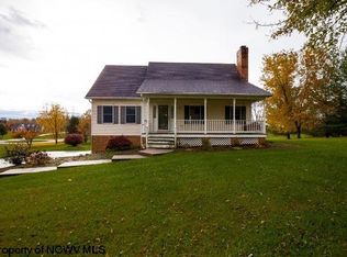 18 Edgewood Dr, Kearneysville, WV 25430