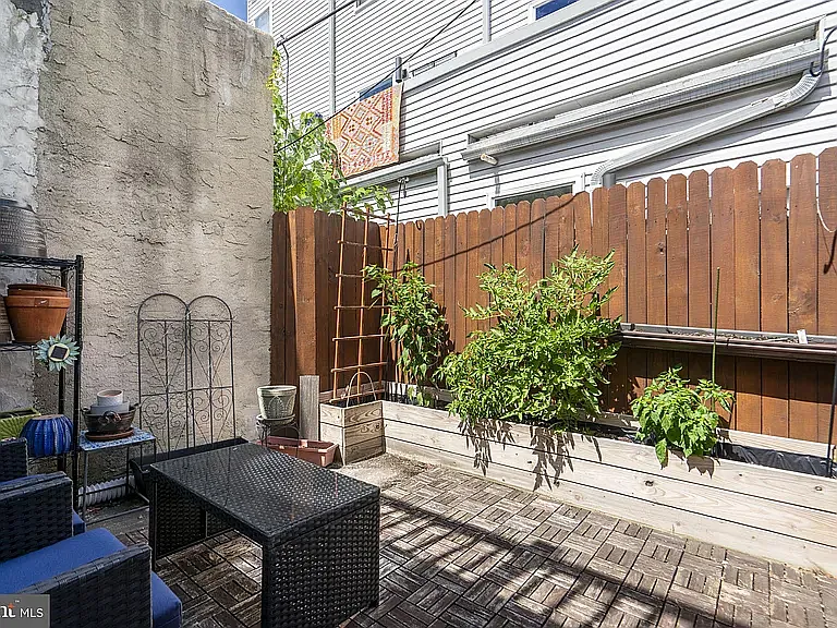 2209 E Harold St — Photo 7
