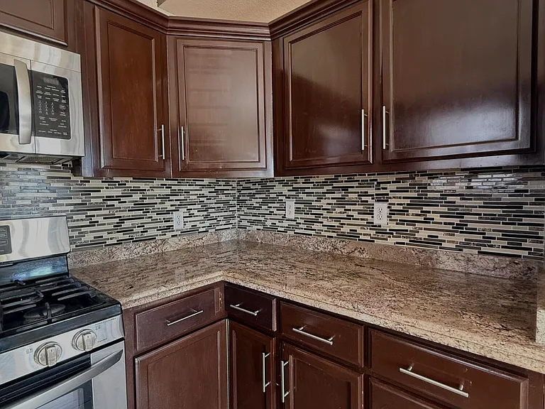 1884 Lyman Dutton Cir — Photo 6