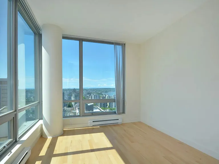 1288 Georgia St W — Photo 4