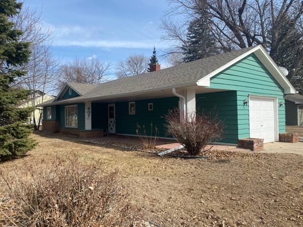607 S 3rd St, Milbank, SD 57252