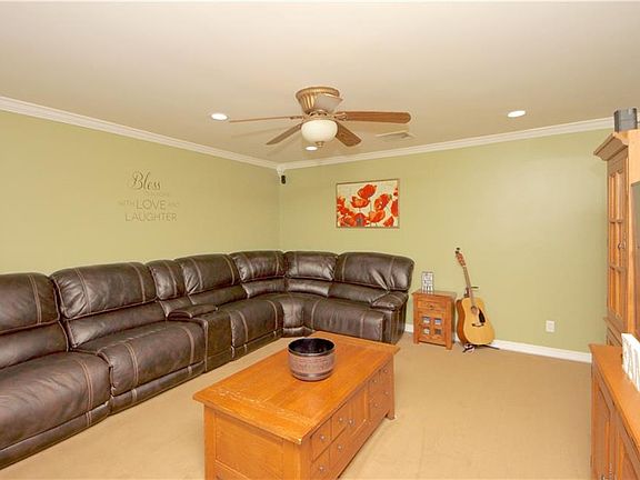 4th image of 18 Bainton St