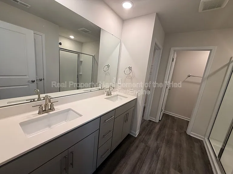 1915 Cherry Creek Rd — Photo 11