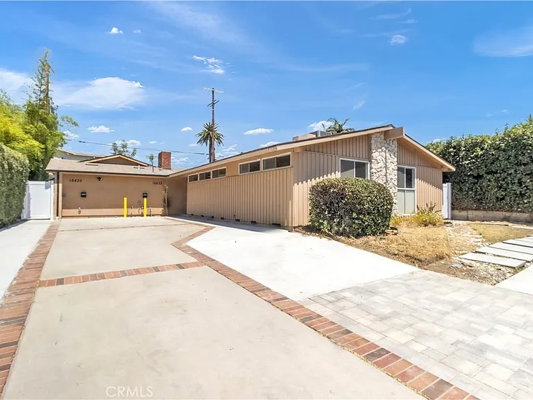16433 Kingsbury St — Photo 1