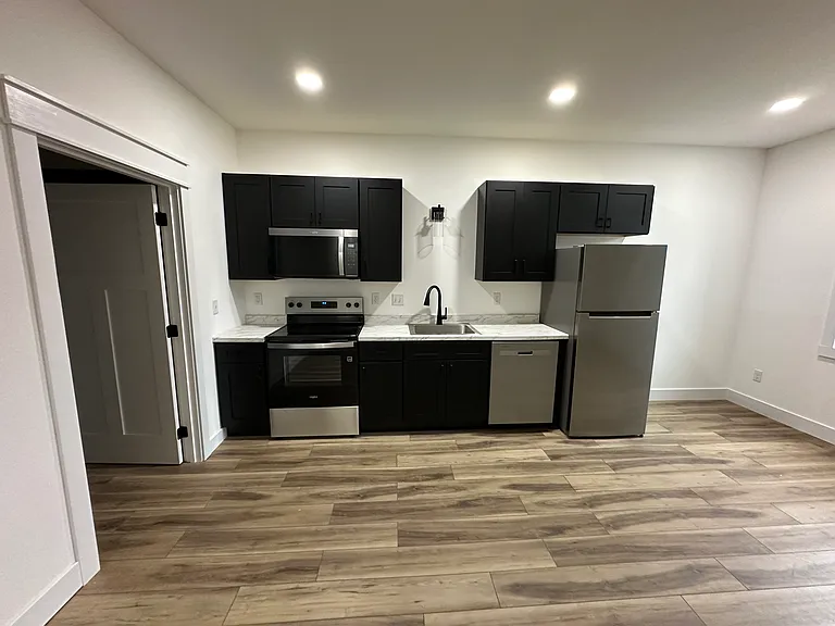 105 E Poplar St #10 — Photo 6