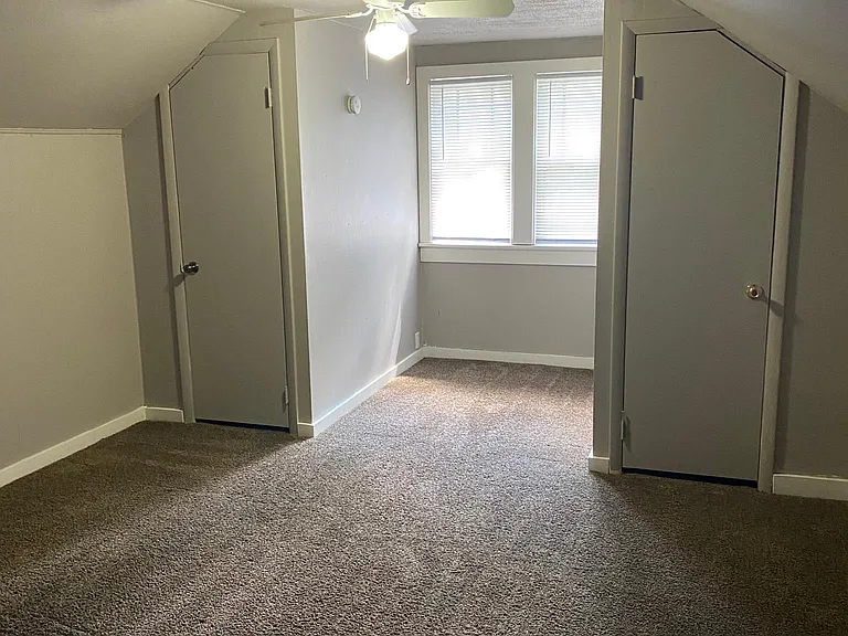 915 E Delmar St — Photo 10