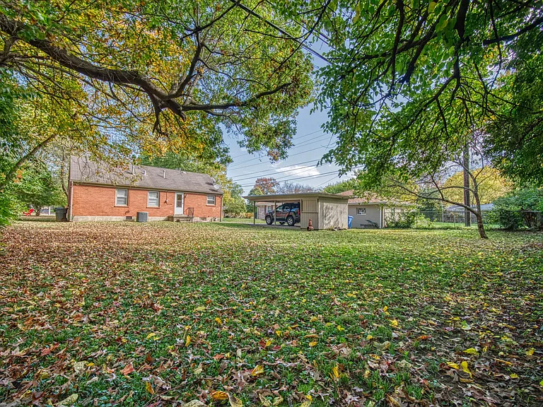 160 E Lowry Ln — Photo 4