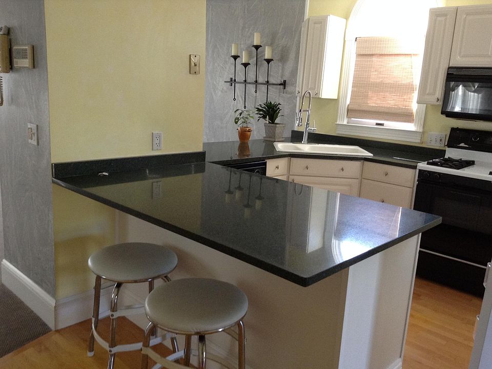 eat-in kitchen