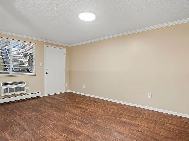 Lorinda Apartments — Photo 28