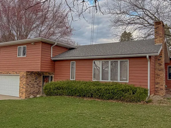 1665 Dorell Dr, Hampton, IA 50441