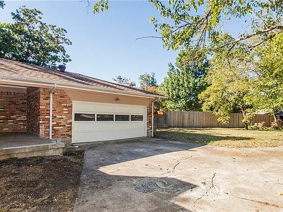 2nd image of 3833 Savannah Dr