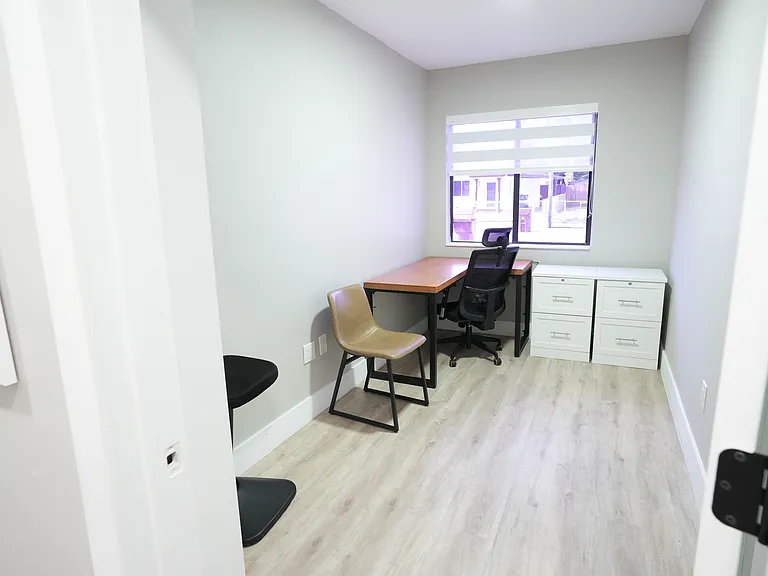 331 W 40th Pl — Photo 16