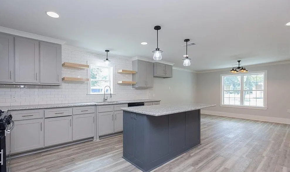 4 bed, 2567 sqft, $2,100 — Photo 4