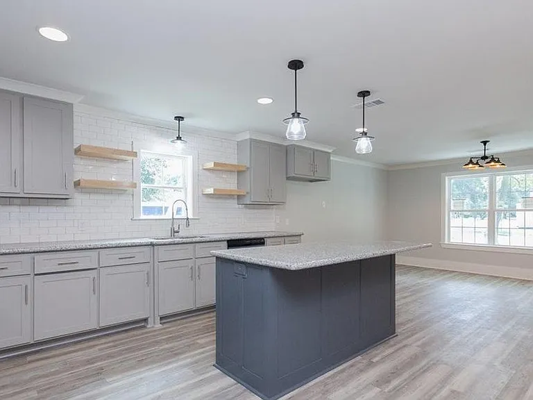 303 Pinoak St #A — Photo 4