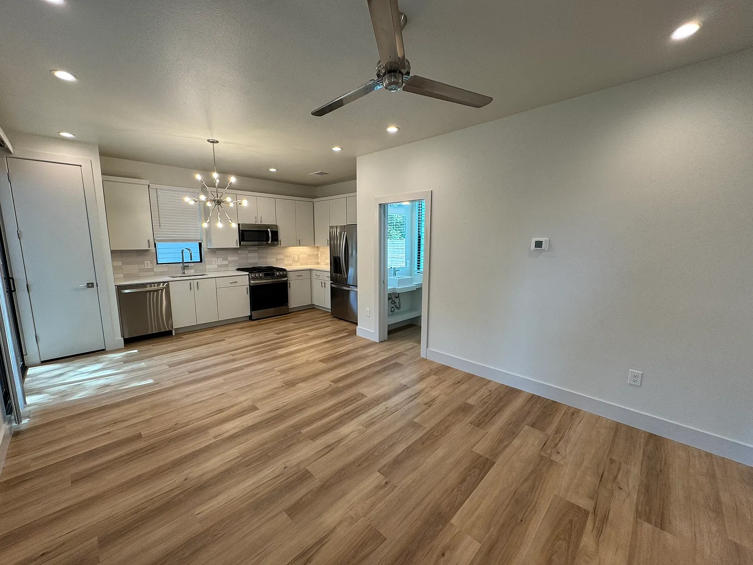 2 bed, 2.5 bath, 886 sqft, $2,400 — Photo 3