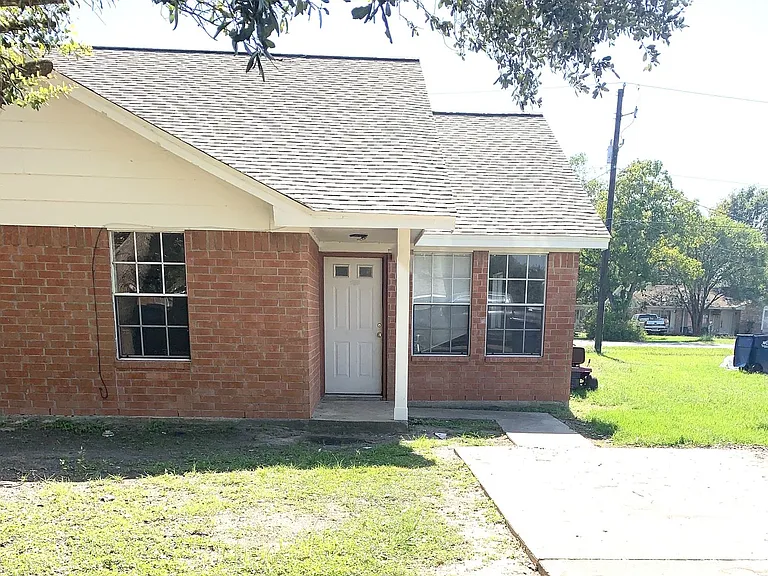 211 Hunters Ln — Photo 1