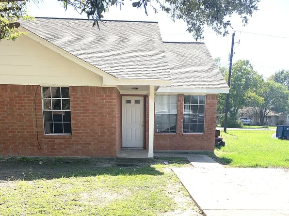 211 Hunters Ln, Eagle Lake, TX 77434