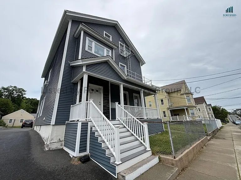 552 Maple St #1R — Photo 13