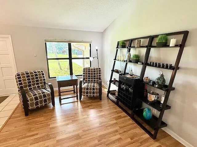 4 bed, 2.0 bath, 2490 sqft, $8,500 — Photo 4