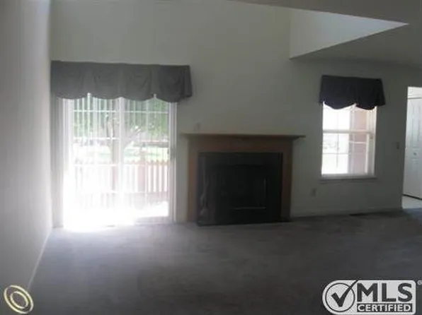 200 Barrington Cir #1, Lake Orion, MI 48360