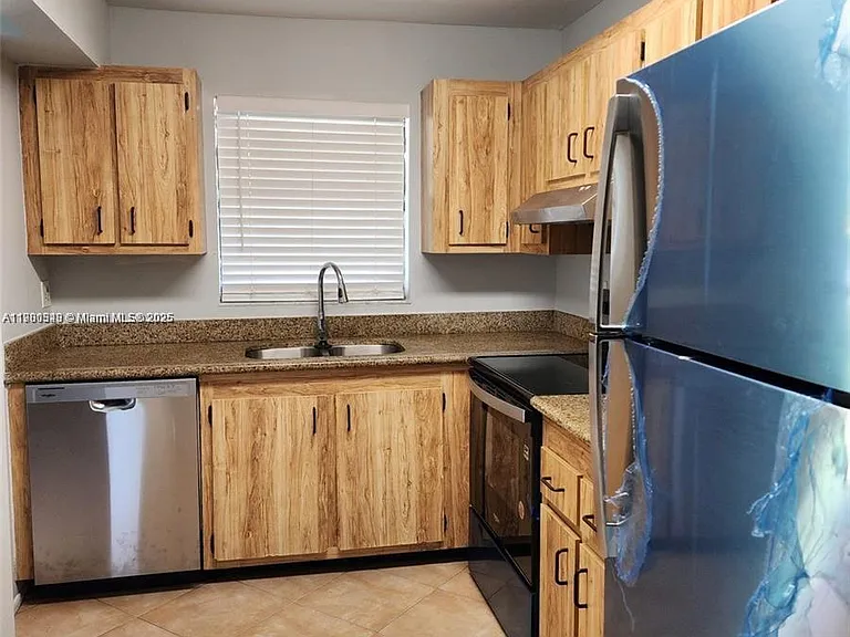 6061 Shakerwood Cir #208 — Photo 5