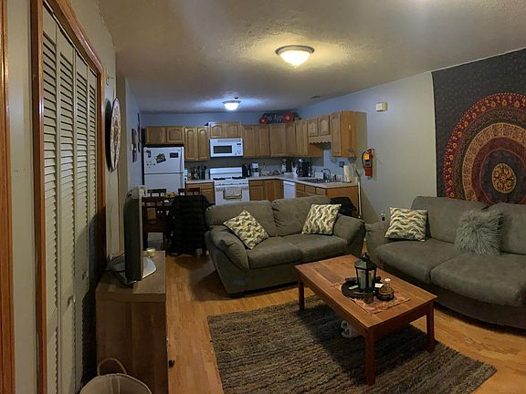Living Room/Entry View