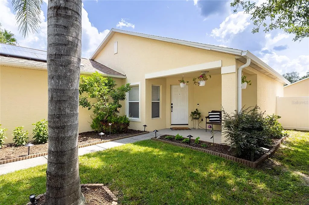 3 bed, 2.0 bath, 1096 sqft, $2,550 — Photo 3