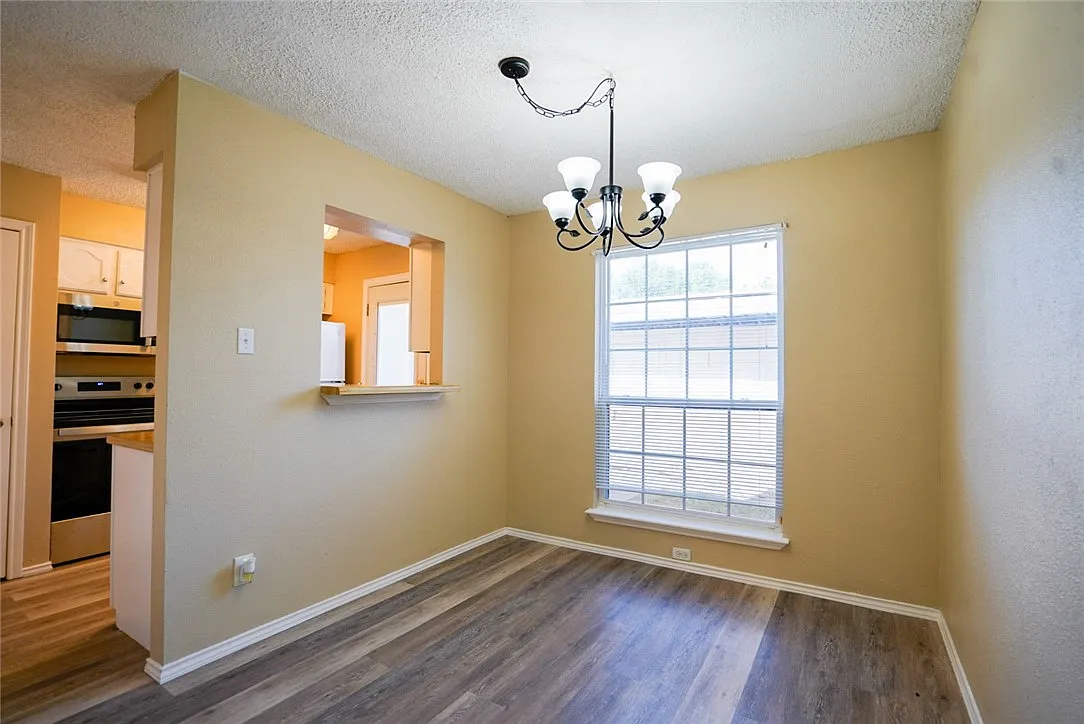 2 bed, 1.5 bath, 974 sqft, $1,375 — Photo 4