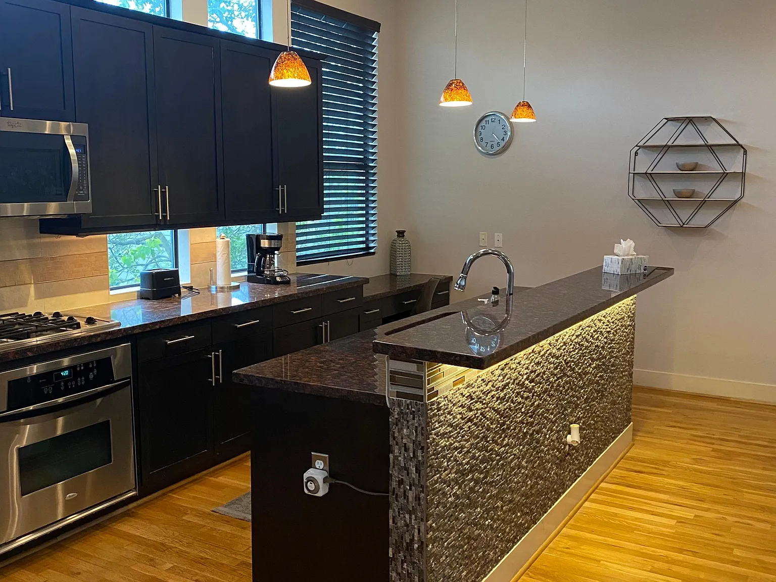 3 bed, 3.5 bath, 2392 sqft, $4,750 — Photo 2