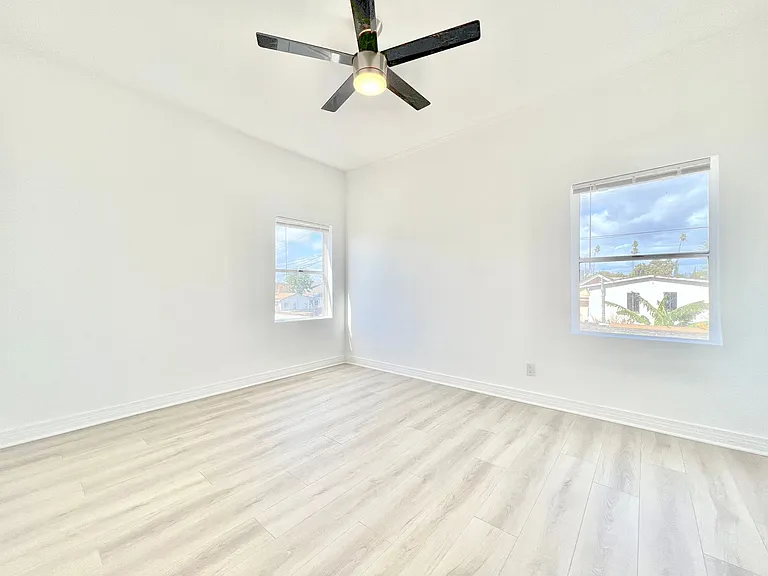 707 W 48th Street — Photo 26