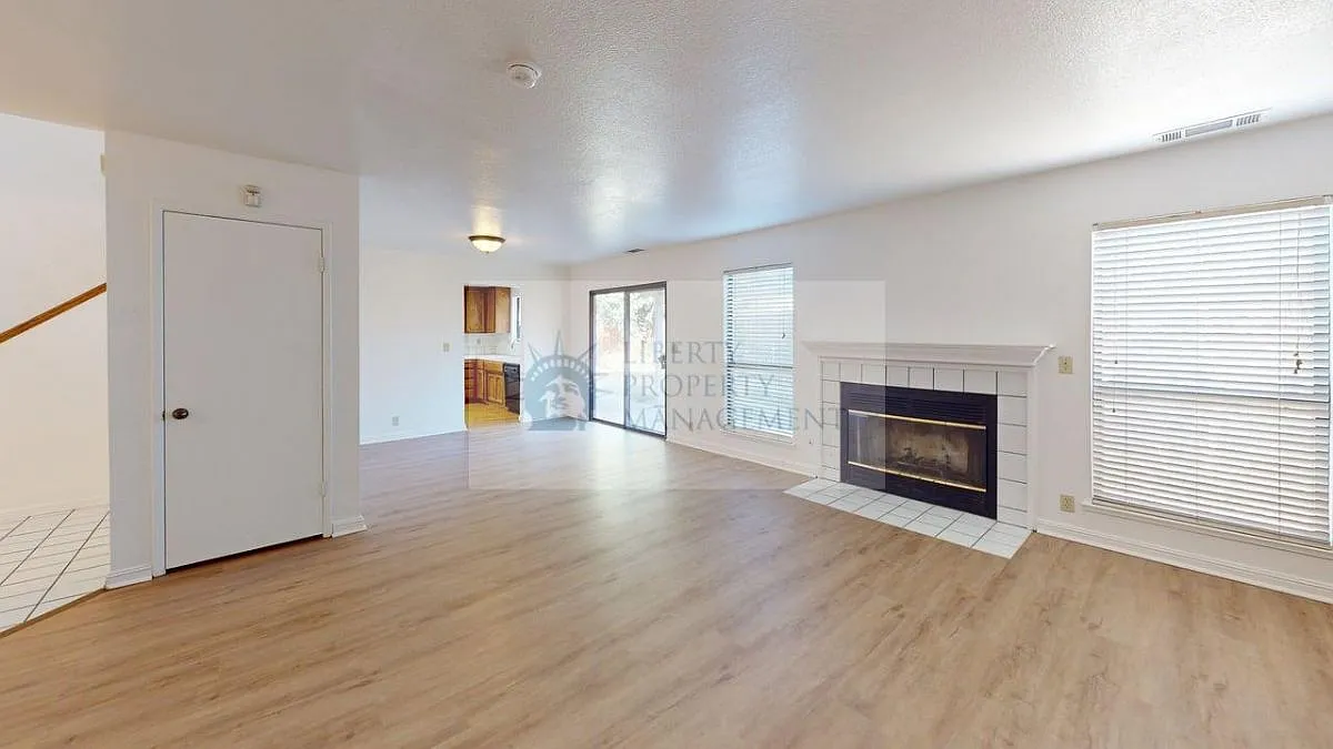 3 bed, 2.5 bath, 1779 sqft, $2,395 — Photo 2