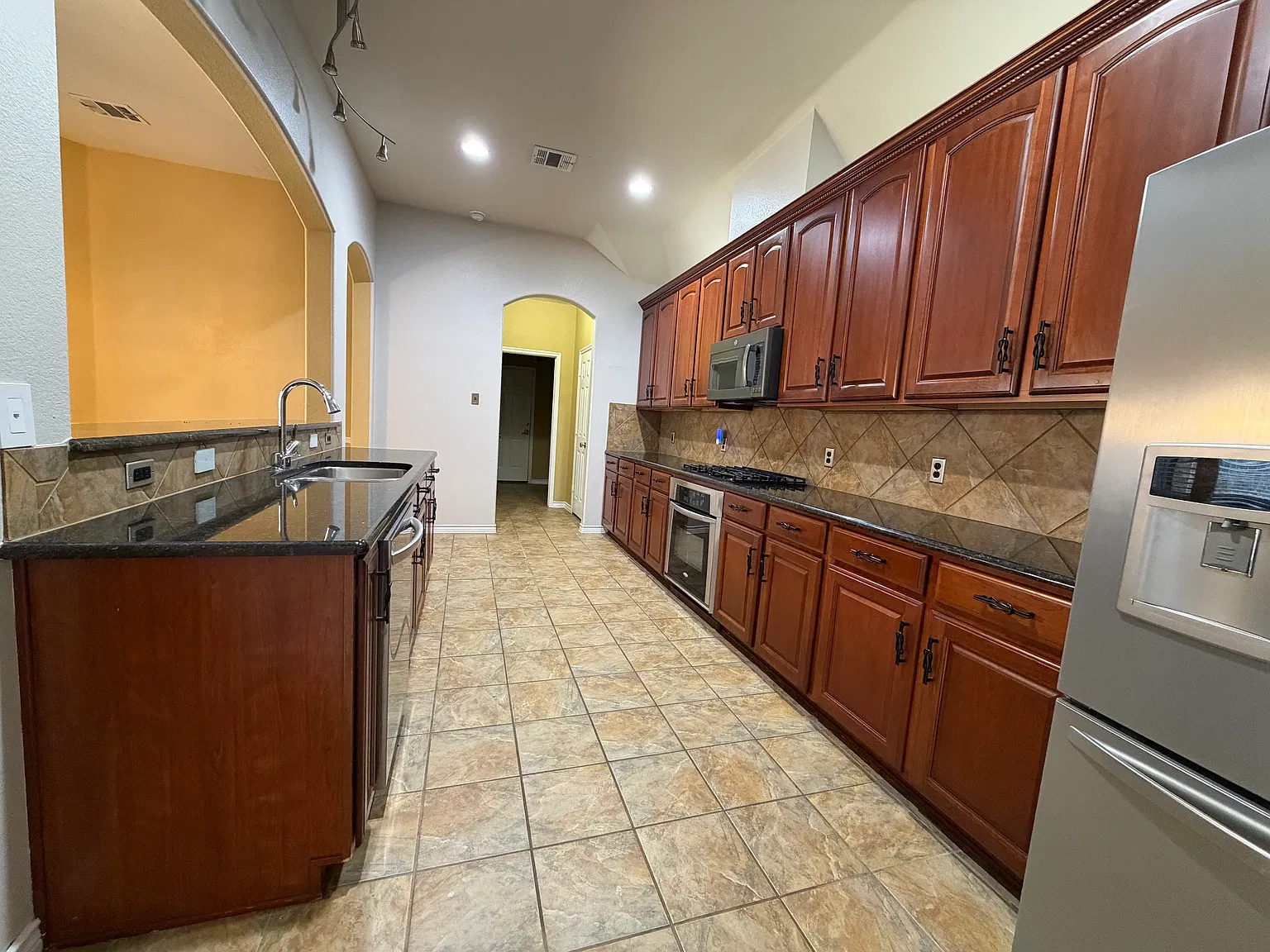 3 bed, 1785 sqft, $2,500 — Photo 4