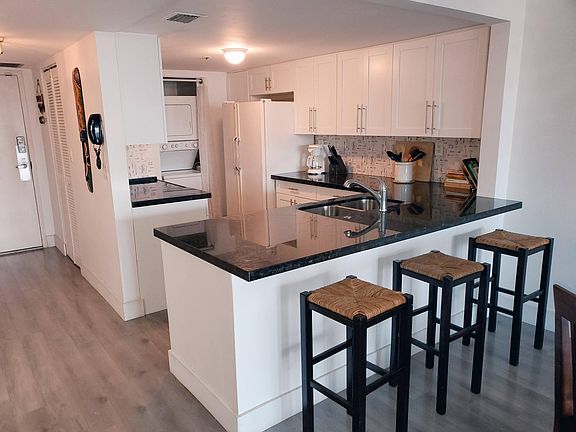 5th image of 1717 N Bayshore Dr APT 1037