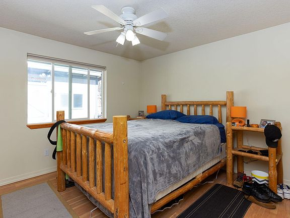 4th image of 989 NE Snowberry St