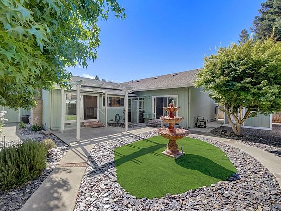 5th image of 1049 Hawthorne Circle