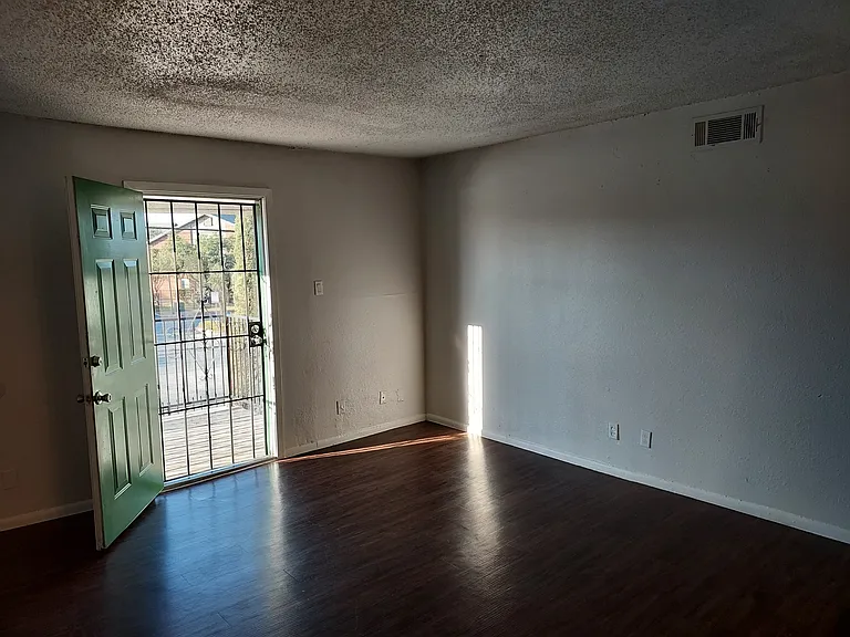 Marbach Manor Apartments — Photo 27