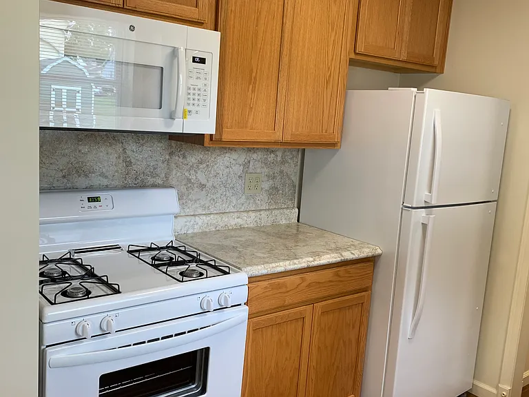 450 Lawrence St — Photo 18
