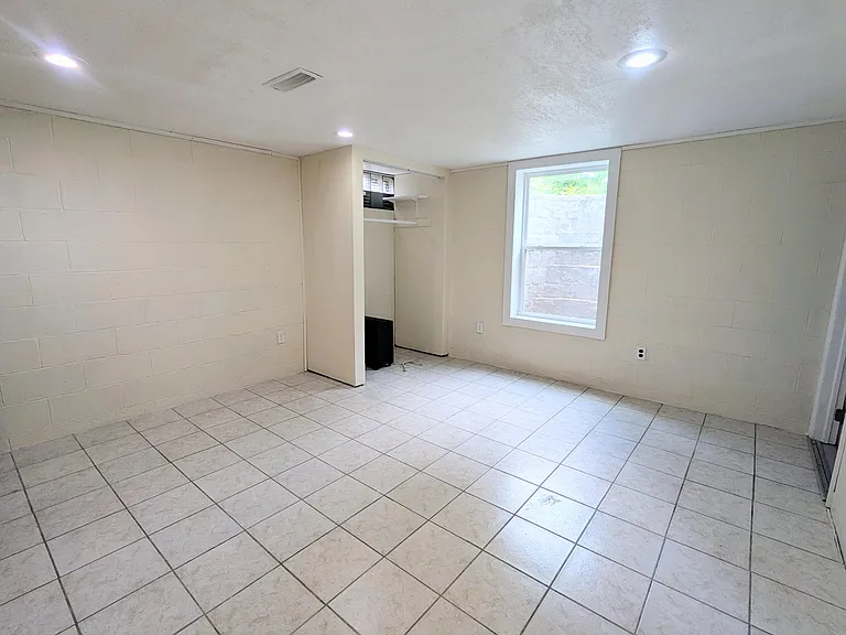 631 E Sherman St — Photo 5