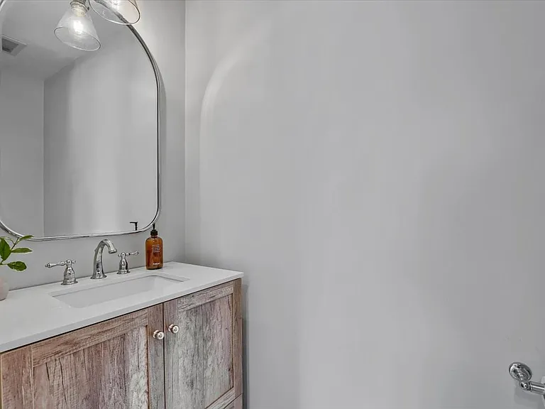 18 Claymont Ter #18 — Photo 13