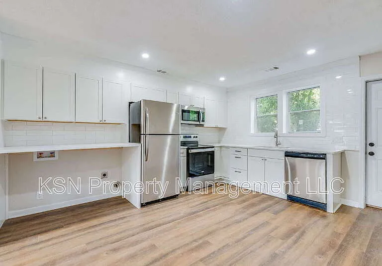 2032 Eppinger St — Photo 6