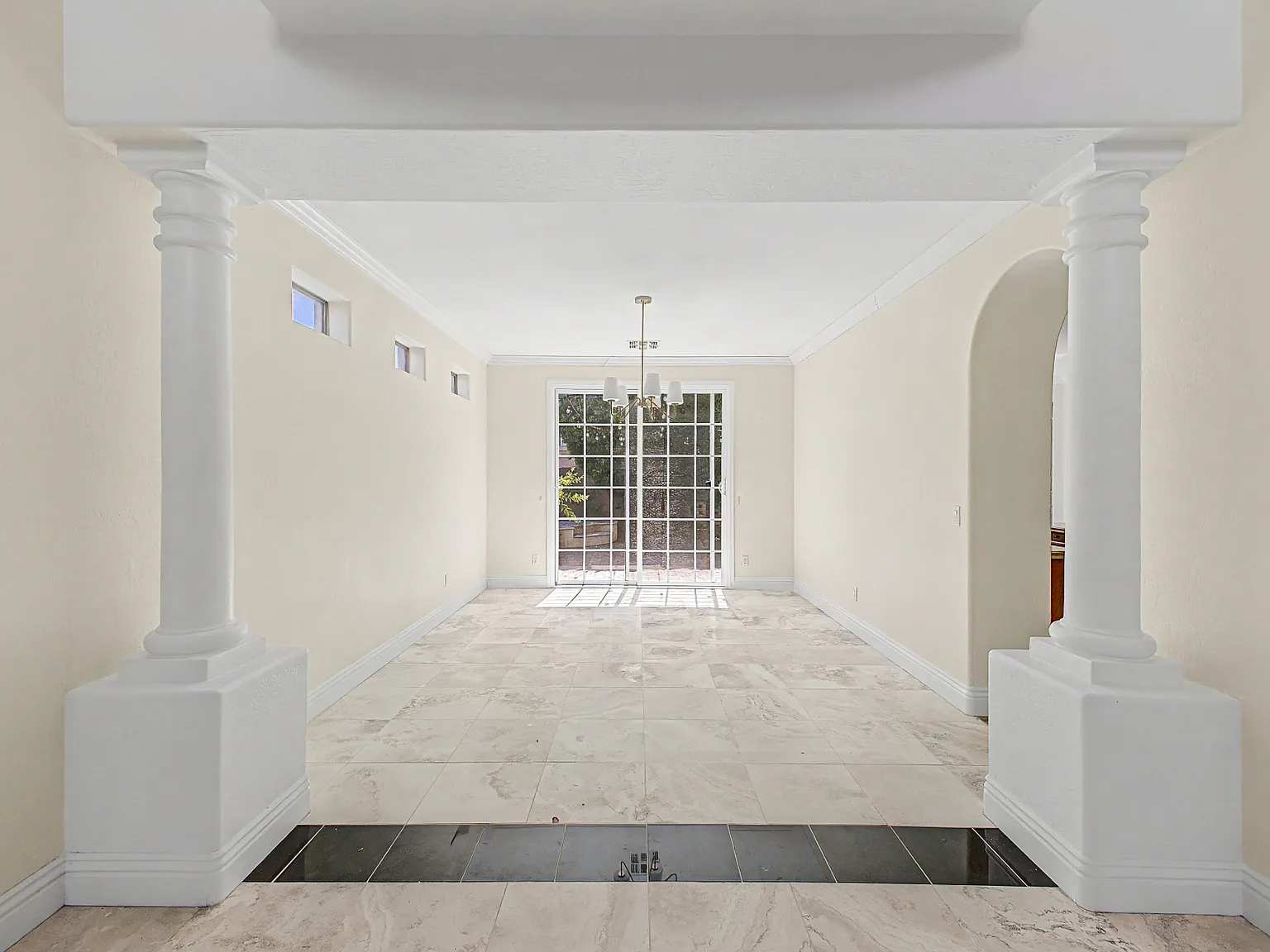 5 bed, 4.5 bath, 3989 sqft, $4,000 — Photo 4