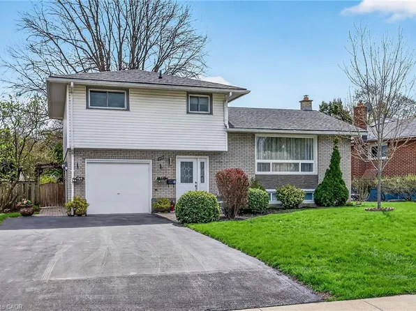 210 Columbia Dr, Hamilton, ON L9C 3Y6