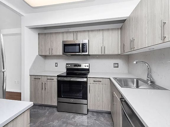 5th image of 102 Chambers St #8
