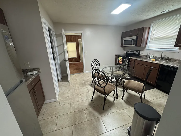 612 Ashmont Ct — Photo 8