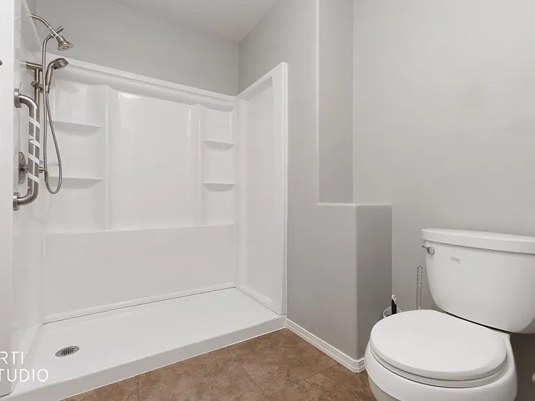 553 Emperor Ln — Photo 20