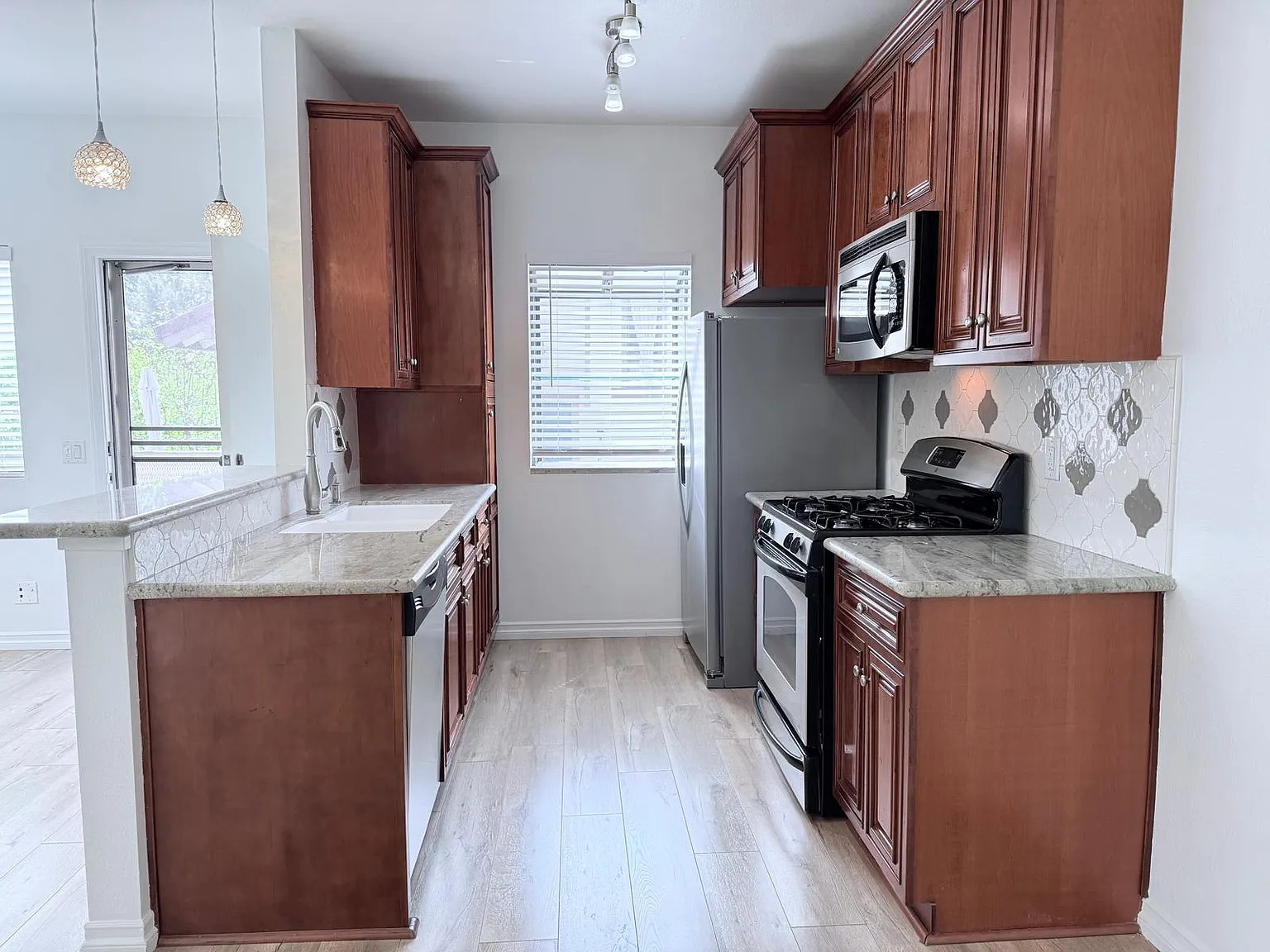 3 bed, 2.5 bath, 1200 sqft, $3,200 — Photo 2