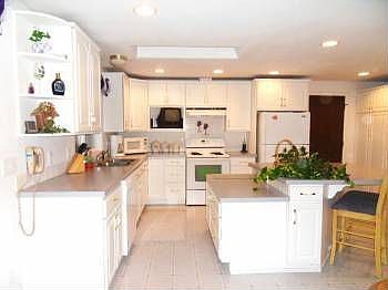 4th image of 2074 Bentley Ave