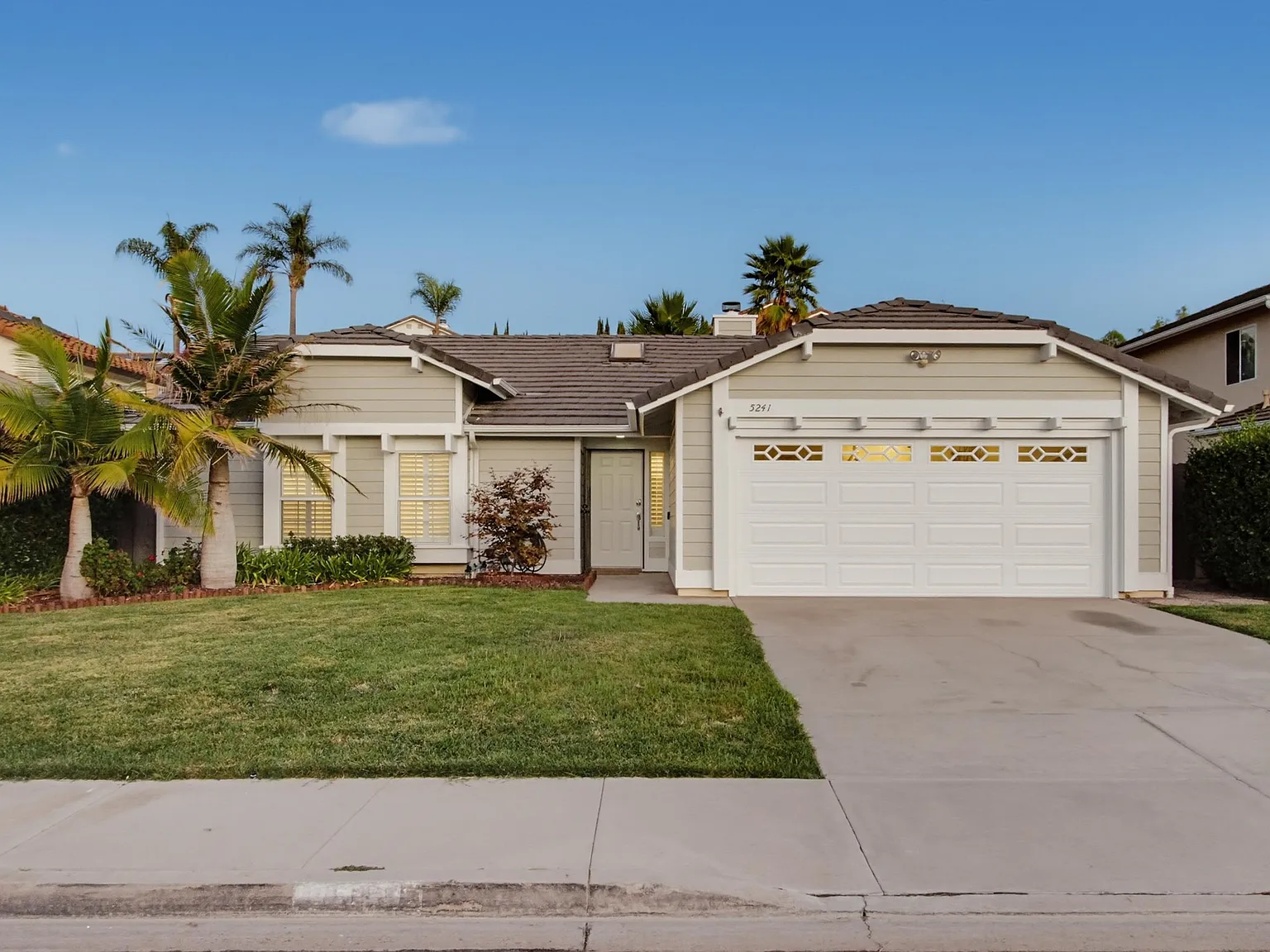 3 bed, 1225 sqft, $4,700 — Photo 1