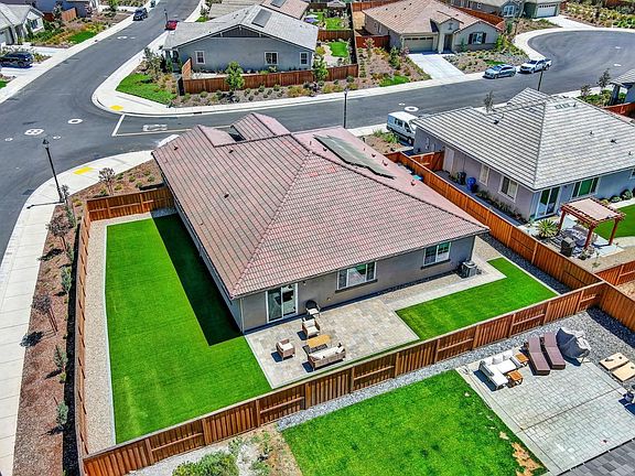 3rd image of 590 Peony Court