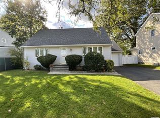 11 Meadow Dr, Albertson, NY 11507